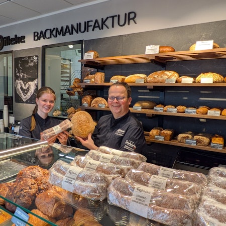 Isabelle Willeke mit ihrem Vater Stefan hinter der Theke der Bäckerei an der Lützenkirchener Straße