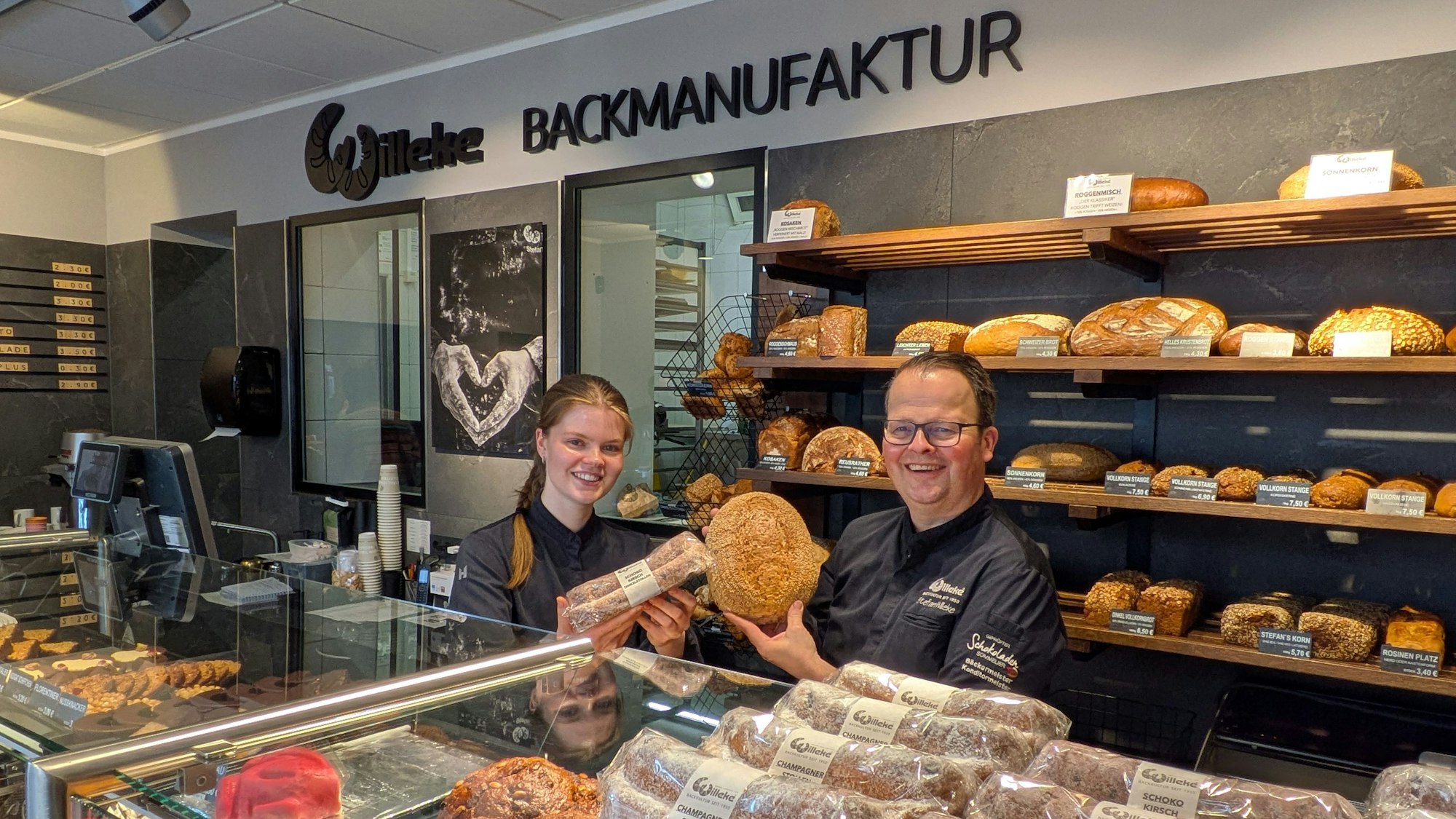 Isabelle Willeke mit ihrem Vater Stefan hinter der Theke der Bäckerei an der Lützenkirchener Straße