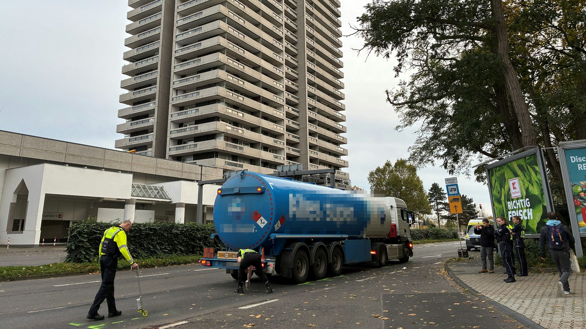 Unfall in Köln-Riehl: Ein Fußgänger wurde am Mittwoch (29. Oktober) von einem Lkw erfasst.