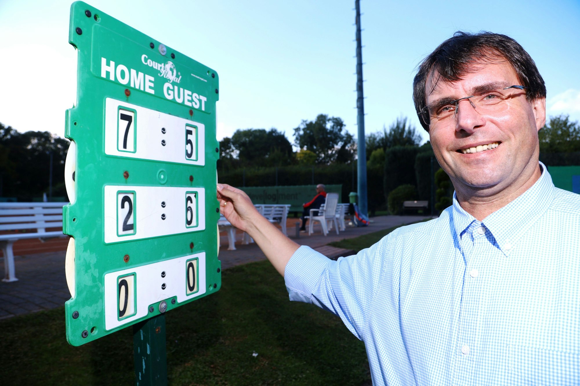 NRW-Finanzminister Marcus Optendrenk (CDU) auf dem Platz des Tennisclubs Rot-Weiß Kempen
