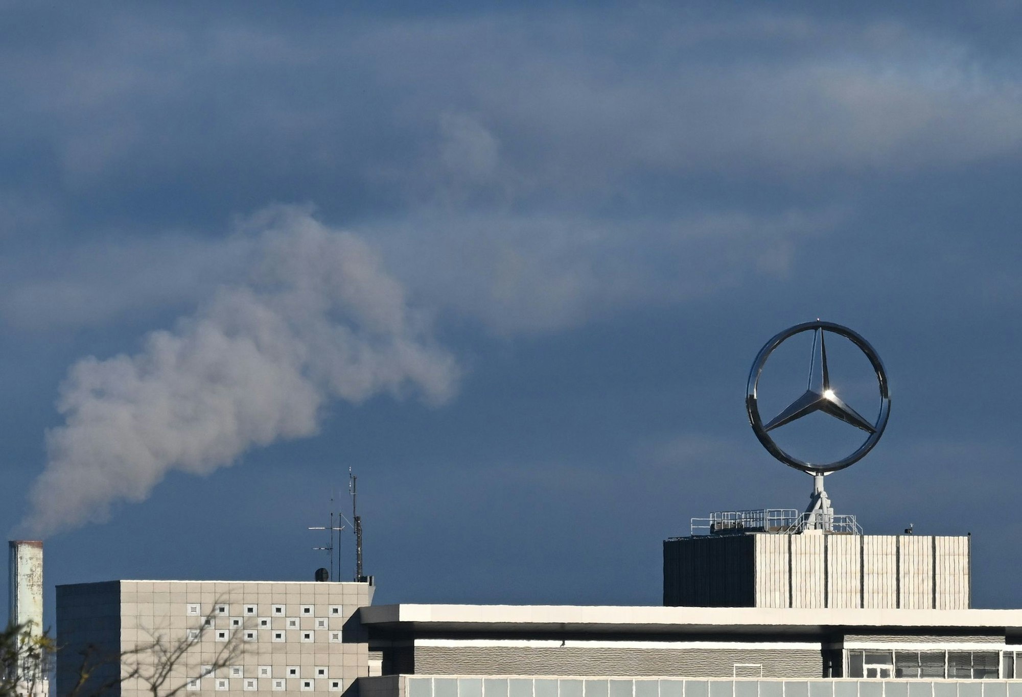 Mercedes-Benz mit Gewinneinbruch. (Foto aktuell)
