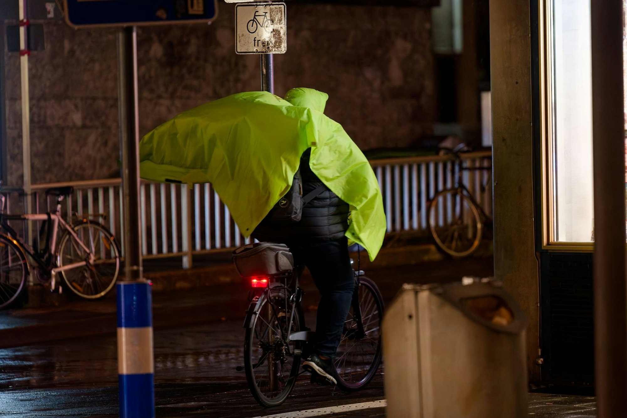 Am Donnerstag kündigen Meteorologen in Ostwestfalen und im Bergland starke bis stürmische Böen an. (Archivbild)