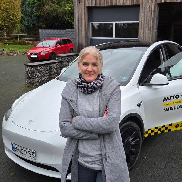 Die Taxi-Unternehmerin Eva Peisker aus Waldbröl gibt ihre Taxi-Lizenzen für Waldbröl an den Oberbergischen Kreis zurück. Dieser ist die zuständige Behörde für den Taxi-Verkehr.