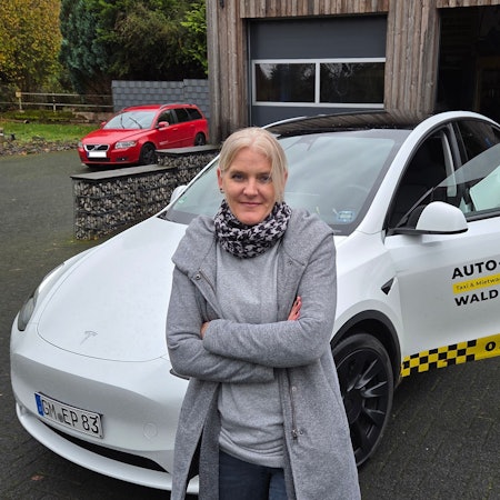 Die Taxi-Unternehmerin Eva Peisker aus Waldbröl gibt ihre Taxi-Lizenzen für Waldbröl an den Oberbergischen Kreis zurück. Dieser ist die zuständige Behörde für den Taxi-Verkehr.
