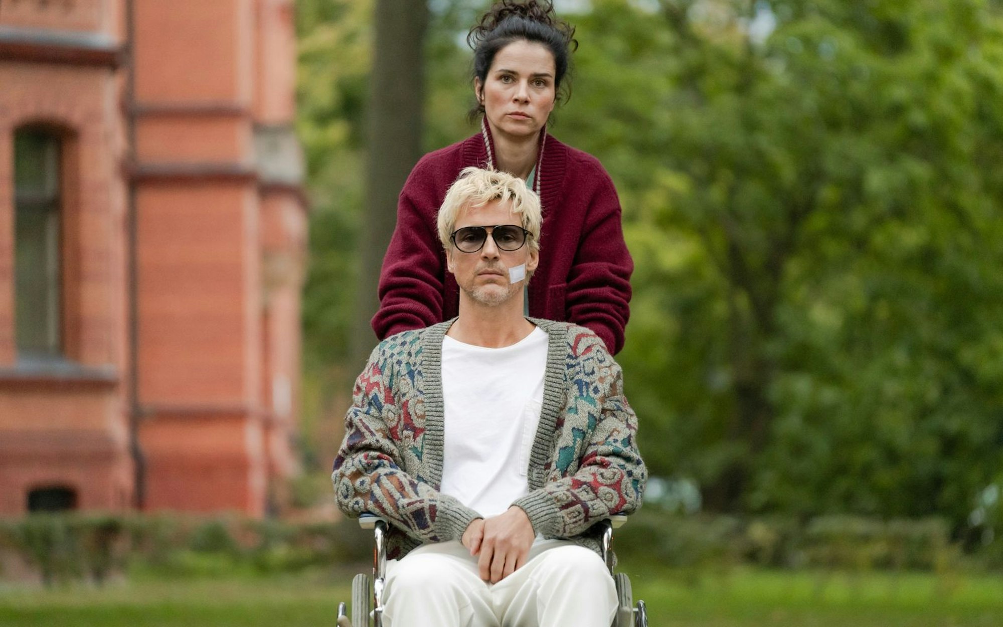 Lissi (Nora Tschirner) will Sänger Daniel (Florian David Fitz) wieder aufbauen. Vor allem aber will sie in der Komödie „No Hit Wonder“ aber auch, dass Daniel andere Menschen aufbaut. (Bild: Warner/Lars Nitsch)