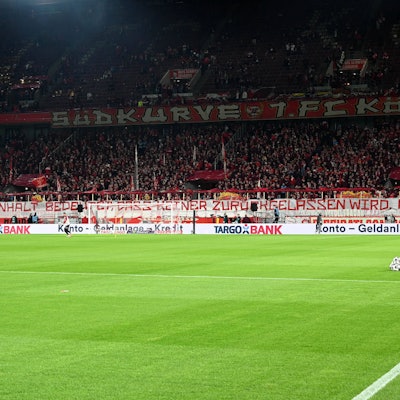 Auf einem Banner der FC-Fans steht: „Zusammenhalt bedeutet, dass keiner zurückgelassen wird. Kämpfen Timo!“