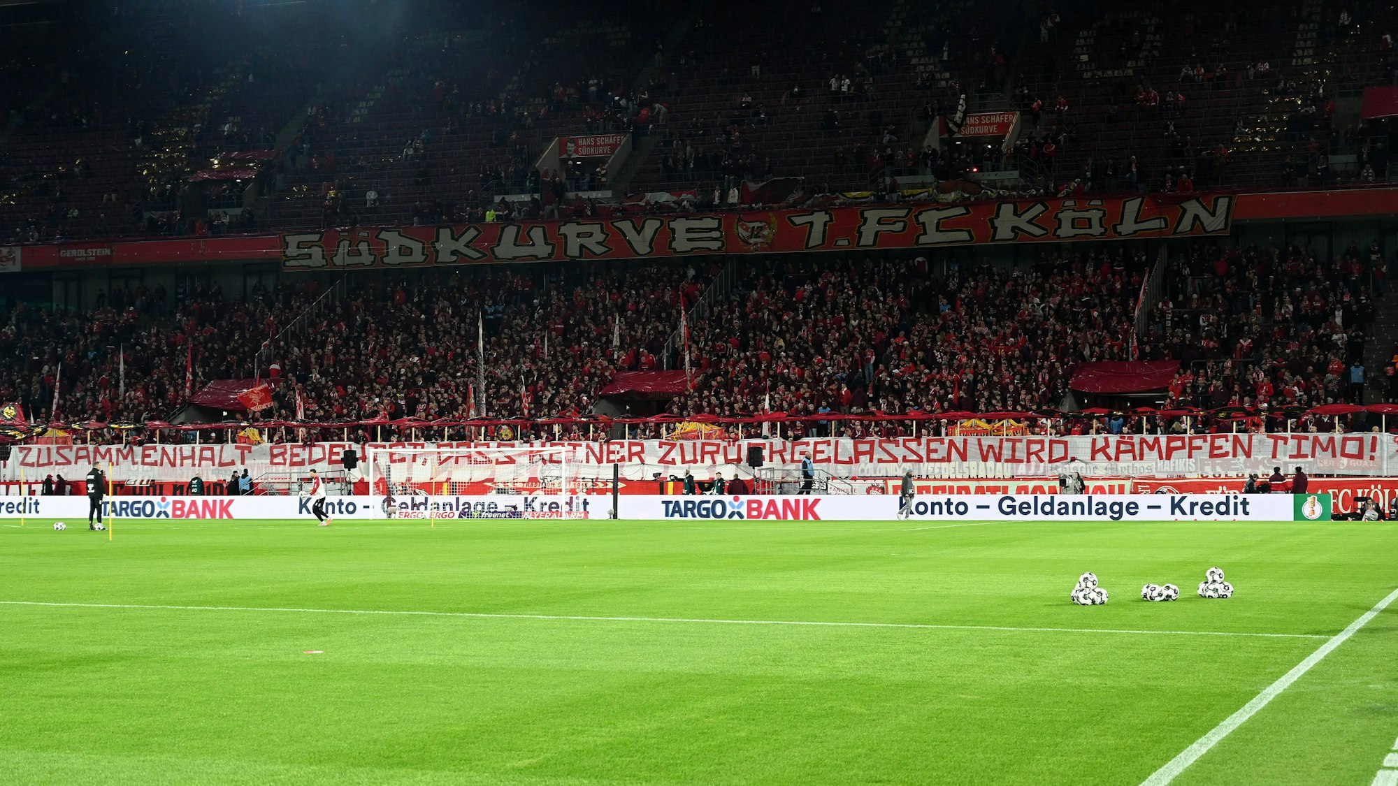 Auf einem Banner der FC-Fans steht: „Zusammenhalt bedeutet, dass keiner zurückgelassen wird. Kämpfen Timo!“