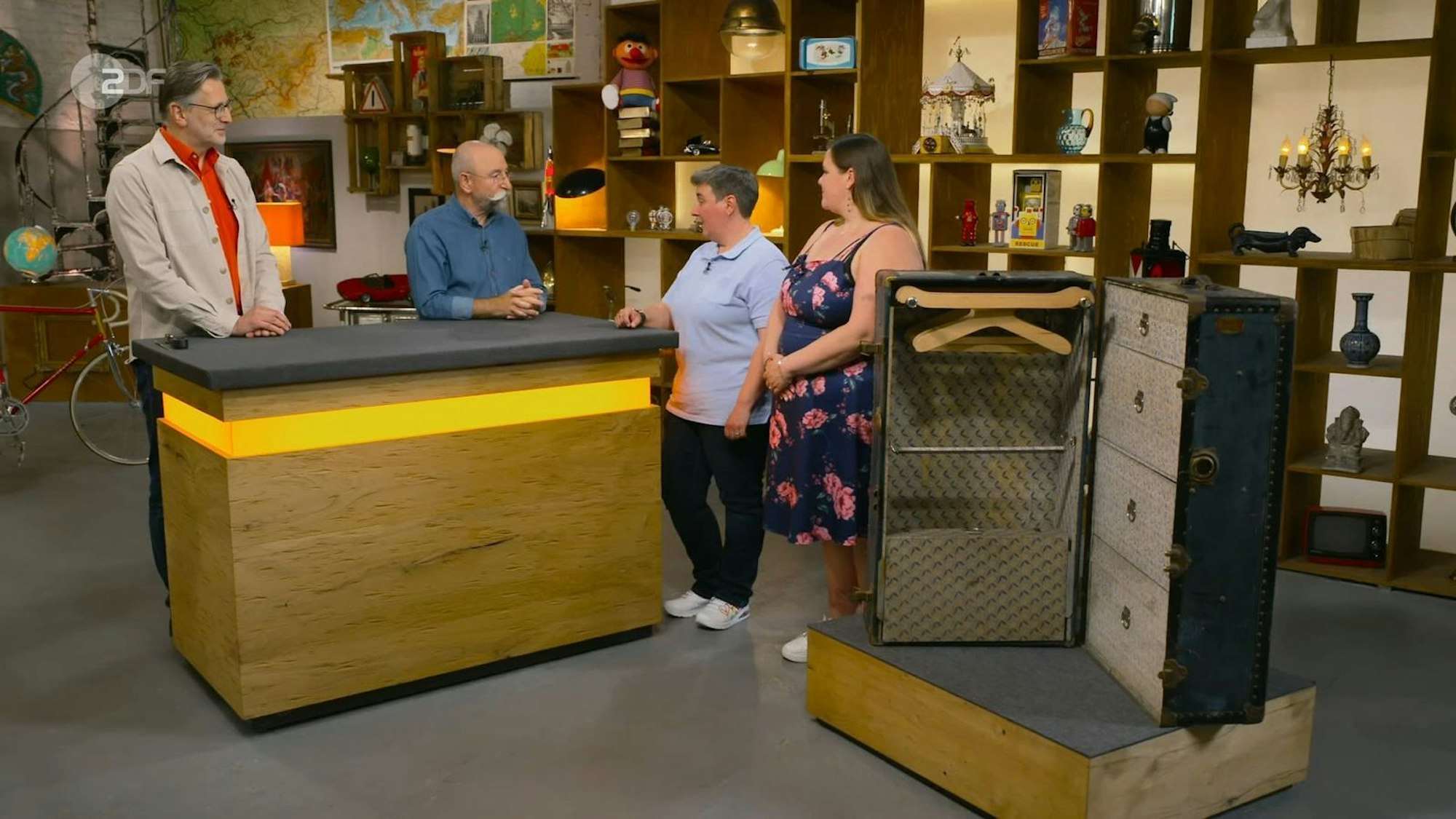 Die Schwestern Ines und Inga aus Köln und Münster erzählen die Geschichte hinter ihrem Überseekoffer.
(Bild: ZDF)