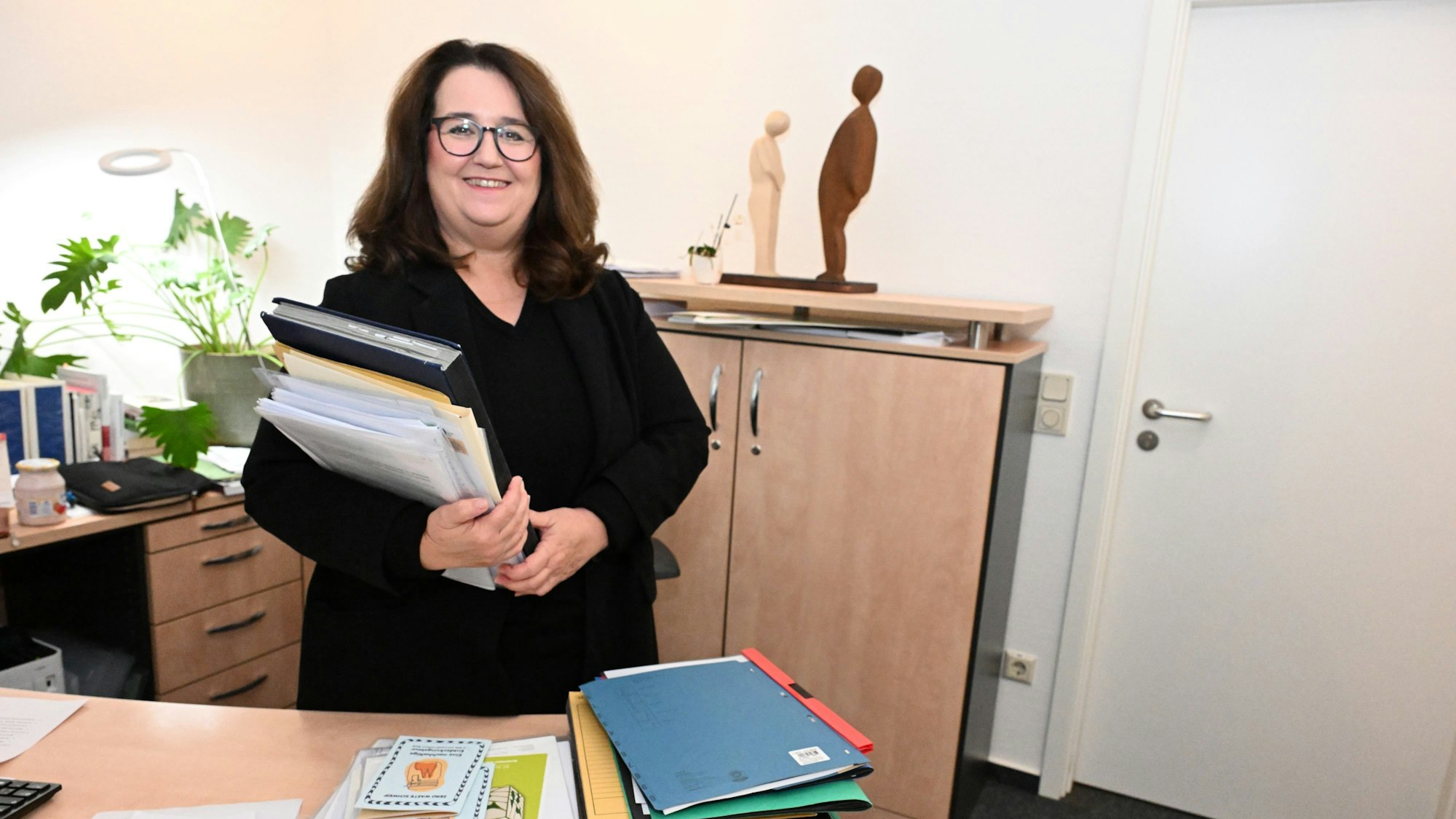 Rösraths Bürgermeisterin Bondina Schulze (Grüne) verabschiedet sich nach fünf Jahren von ihrem Büro und Ihren Akten.