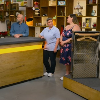 Die Schwestern Inga Carolin Grote und Inez Grote-Fietta (v.r.) mit Horst Lichter und Detlev Kümmel bei „Bares für Rares“.