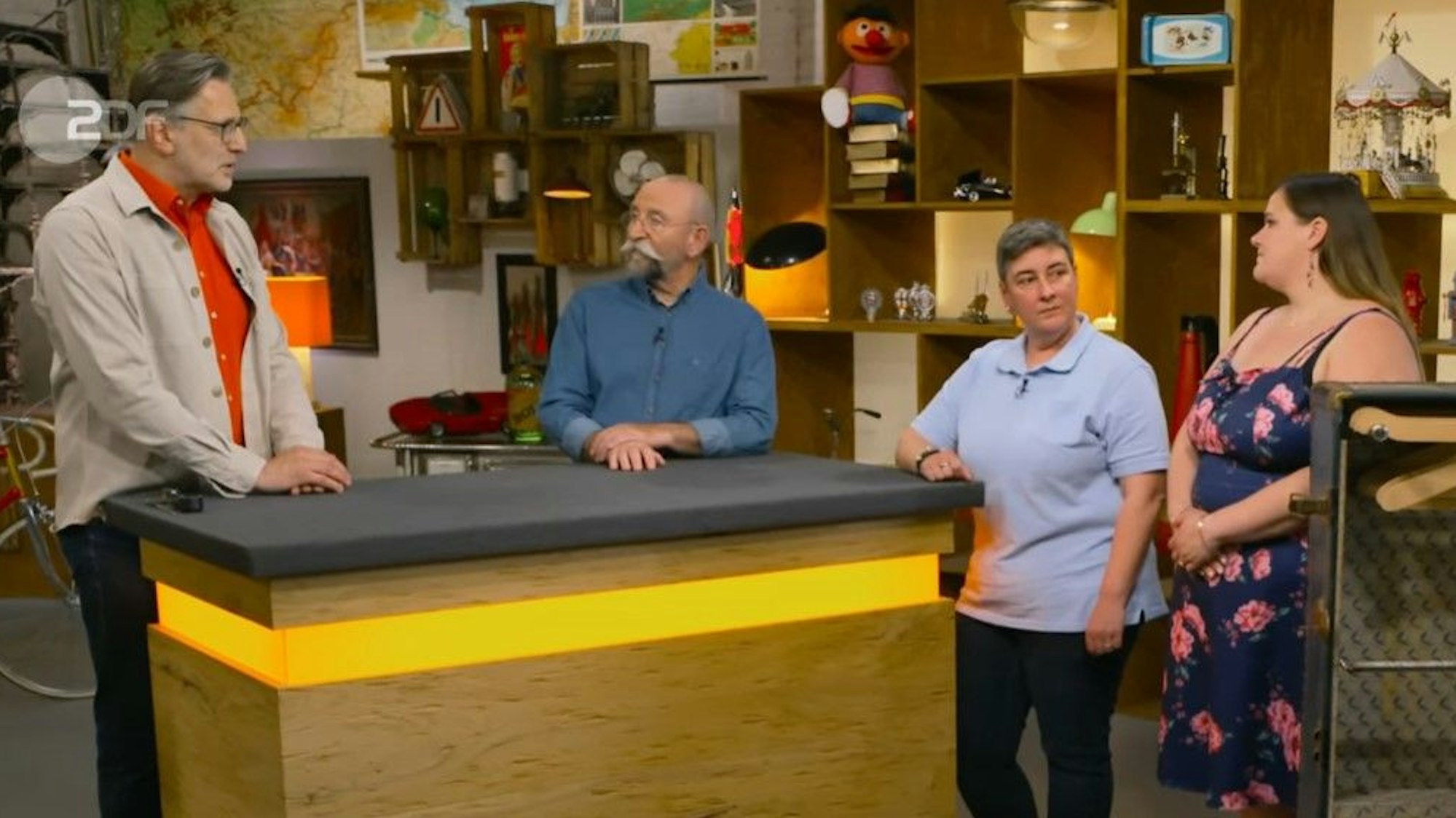 Die Schwestern Inga Carolin Grote und Inez Grote-Fietta (v.r.) mit Horst Lichter und Detlev Kümmel bei „Bares für Rares“.