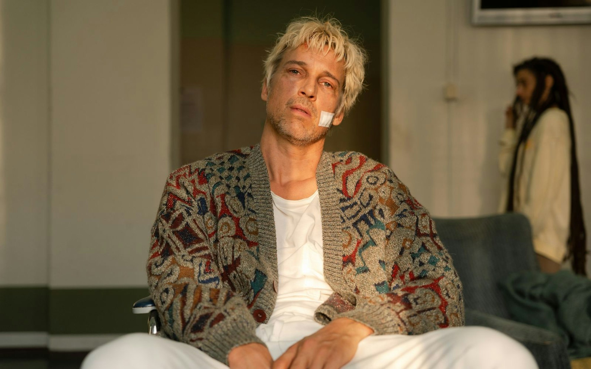 Völlig am Ende: Nach einem schweren Absturz findet Sänger Daniel (Florian David Fitz) sich in der geschlossenen Abteilung einer Psychiatrie wieder. (Bild: Warner/Lars Nitsch)