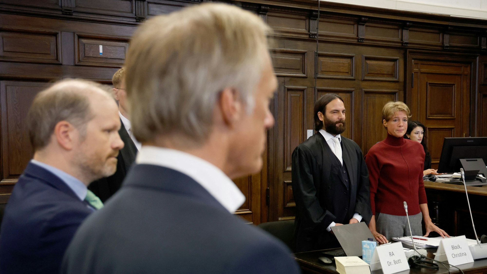 Gerhard Delling (vorne 2.v.l), ist ebenfalls angeklagt.