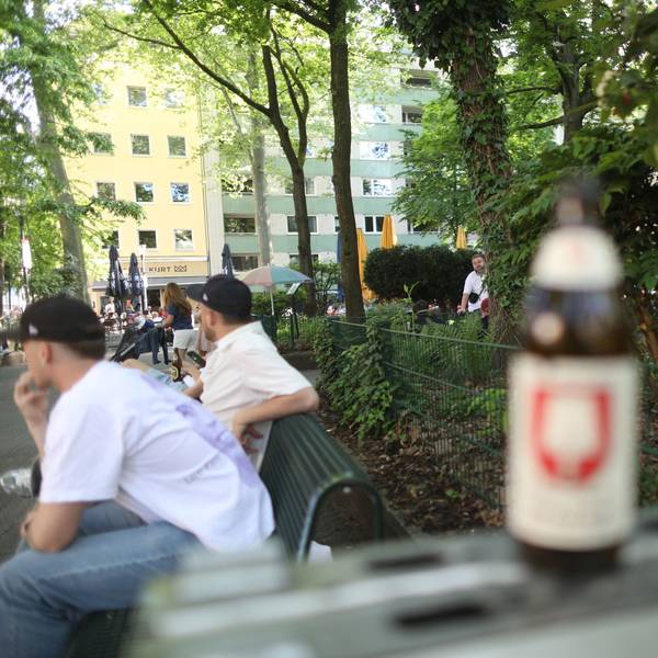 Auf dem Brüsseler Platz gilt ab Donnerstag das Alkoholverbot schon ab 21 Uhr (Symbolbild).