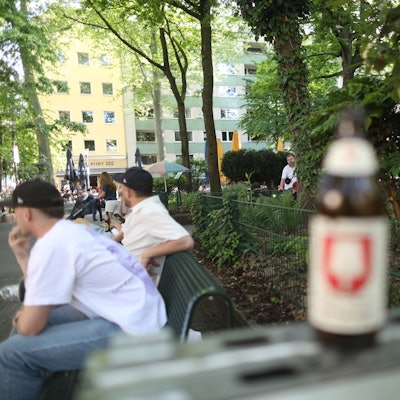 Auf dem Brüsseler Platz gilt ab Donnerstag das Alkoholverbot schon ab 21 Uhr (Symbolbild).