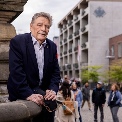 Fritz Schramma sitzt am Brunnen am Alter Markt