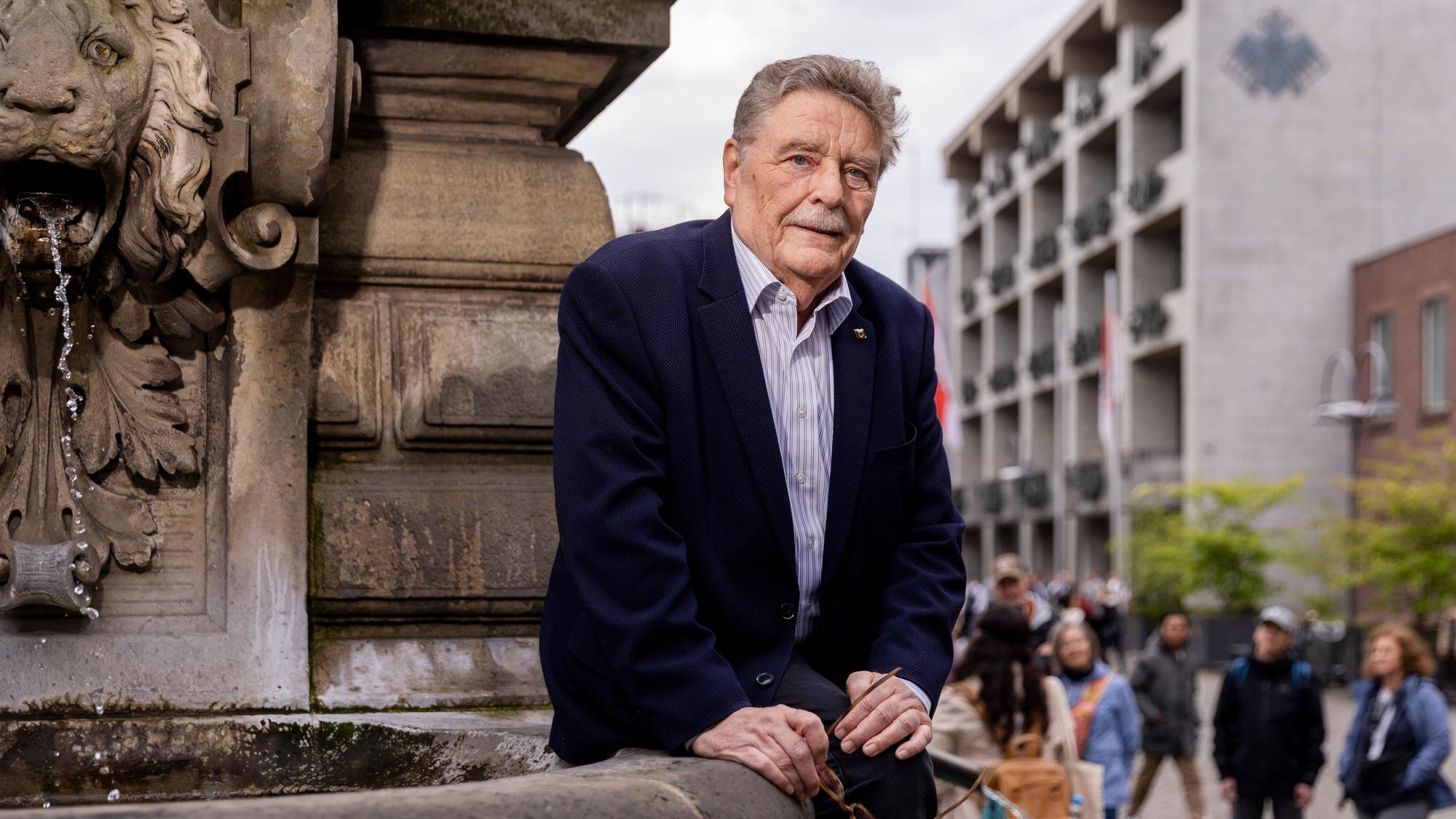 Fritz Schramma sitzt am Brunnen am Alter Markt