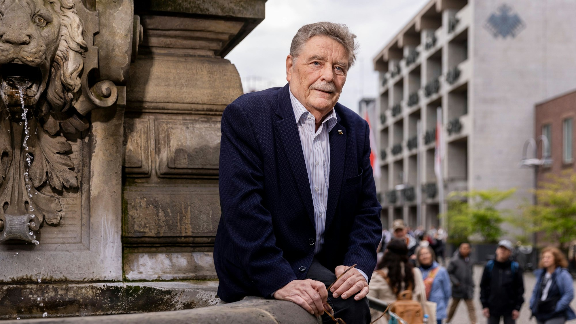 Fritz Schramma sitzt am Brunnen am Alter Markt