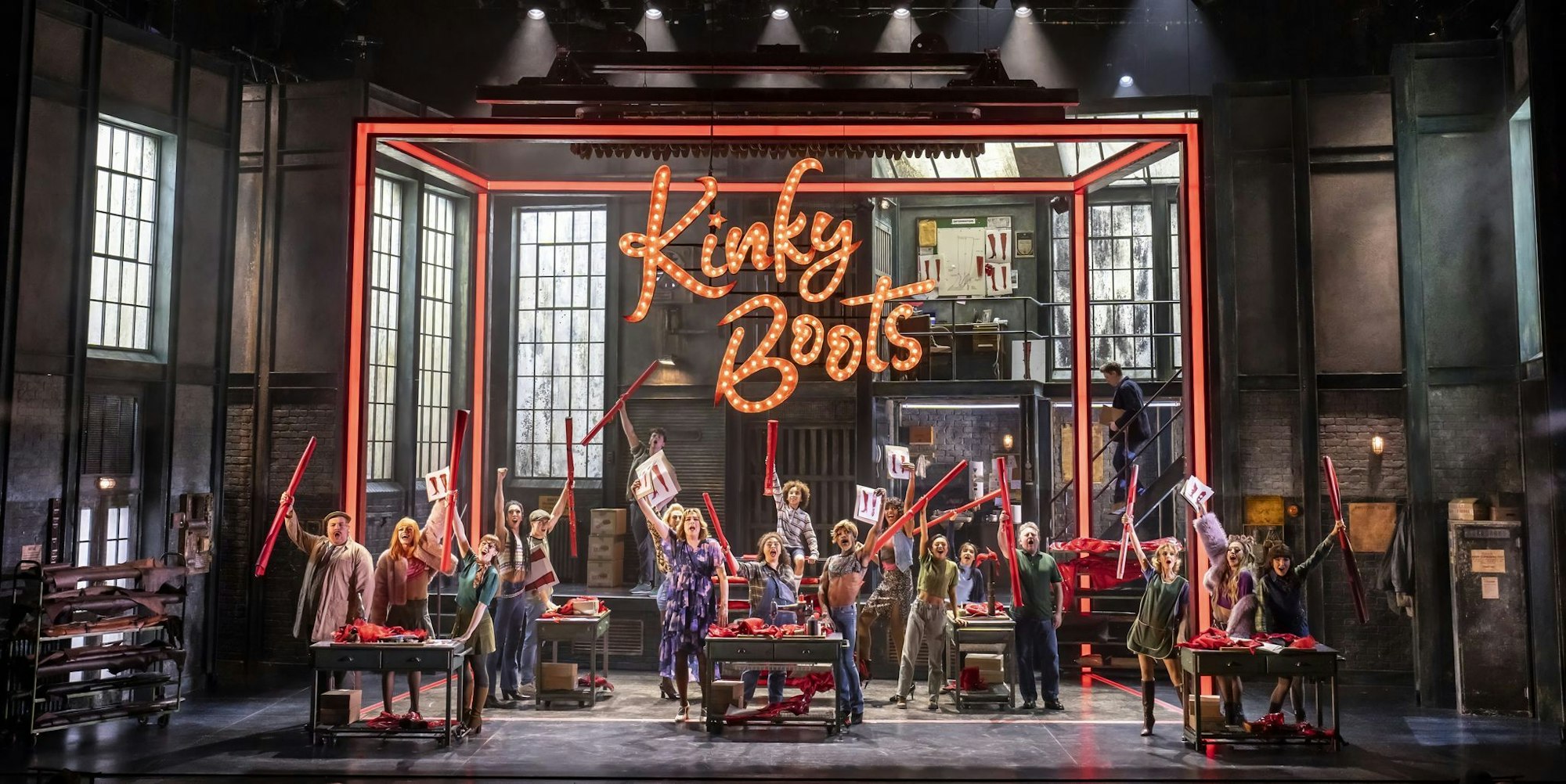 «Kinky Boots» erzählt die Geschichte von Charlie Price, der die angeschlagene Schuhfabrik seines toten Vaters erbt.