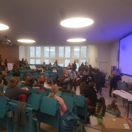 15.09.2025 Köln. Der Eingang des Hauptgebäudes der Technischen Hochschule Köln (TH Köln) in der Claudiusstraße. Foto: Alexander Schwaiger