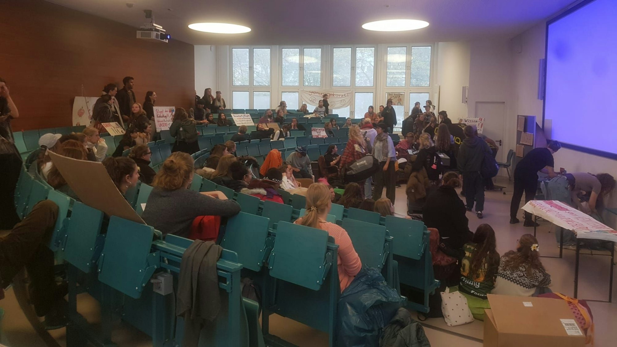 15.09.2025 Köln. Der Eingang des Hauptgebäudes der Technischen Hochschule Köln (TH Köln) in der Claudiusstraße. Foto: Alexander Schwaiger