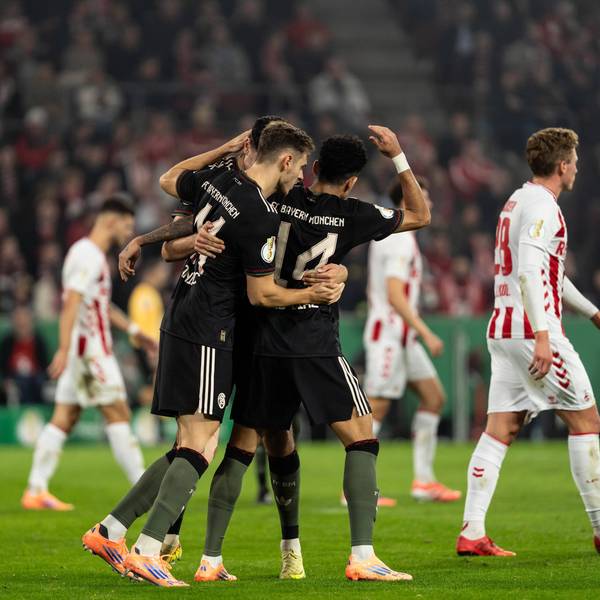 Die Bayern-Spieler jubeln in Köln.