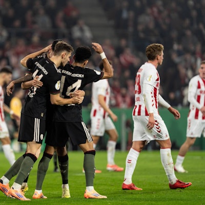 Die Bayern-Spieler jubeln in Köln.