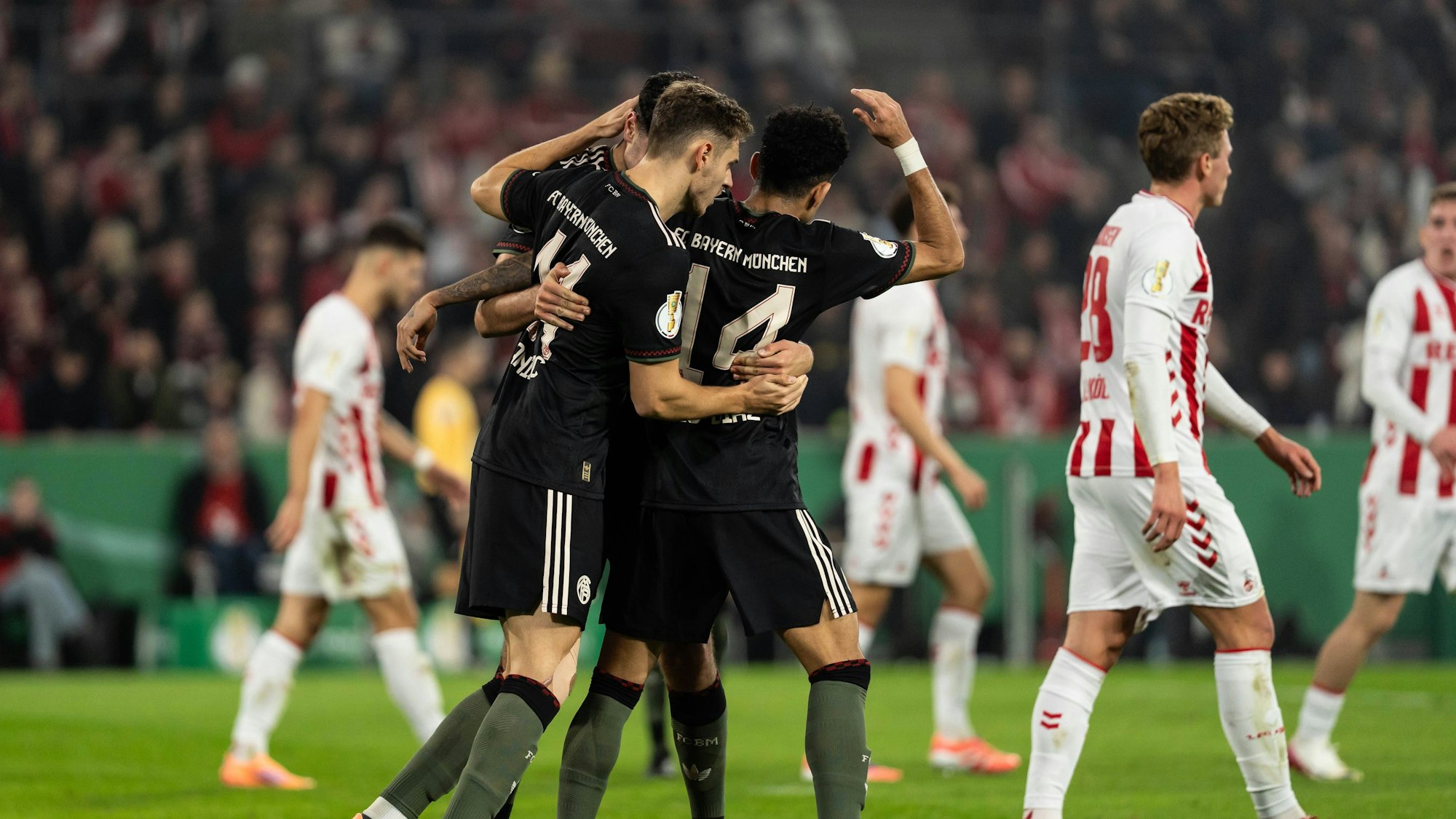 Die Bayern-Spieler jubeln in Köln.