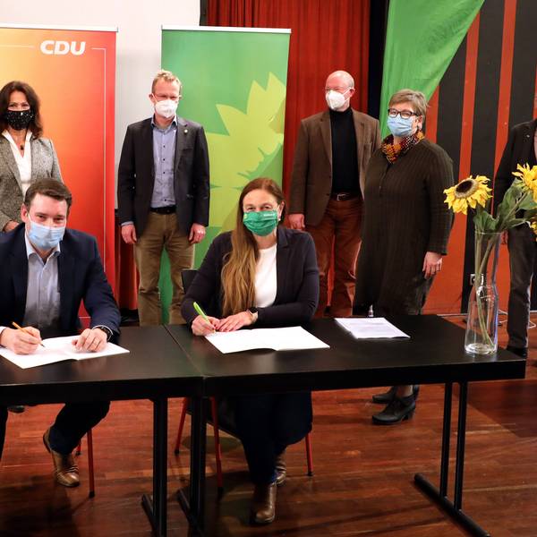 CDU und Grüne unterzeichnen 2020 Koalitionsvertrag für den Kreistag, vorne Uwe Pakendorf (Vize-Fraktionschef und Kreisparteichef CDU), Ursula Ehren (Grüne, Fraktionsvorsitzende), weitere Mitglieder der Fraktions- und Kreisparteivorstände.