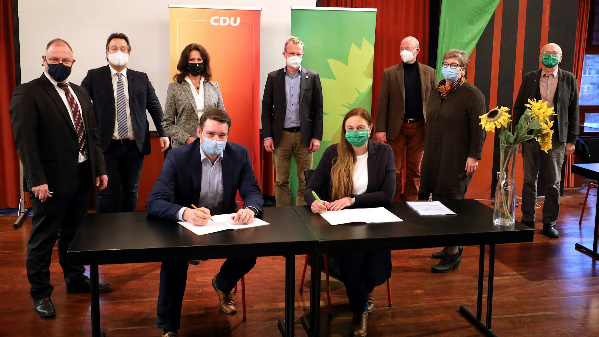 CDU und Grüne unterzeichnen 2020 Koalitionsvertrag für den Kreistag, vorne Uwe Pakendorf (Vize-Fraktionschef und Kreisparteichef CDU), Ursula Ehren (Grüne, Fraktionsvorsitzende), weitere Mitglieder der Fraktions- und Kreisparteivorstände.