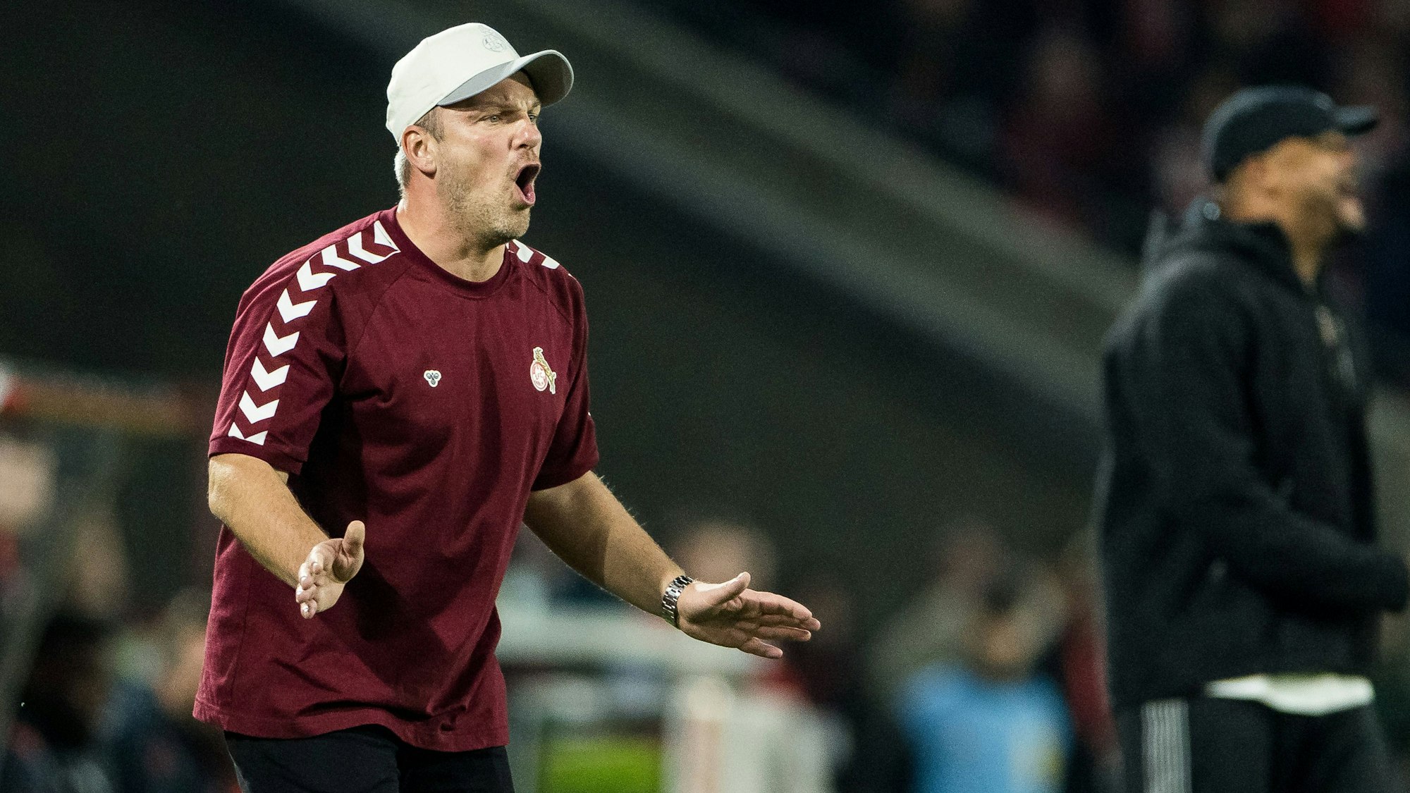 FC-Trainer Lukas Kwasniok beim DFB-Pokalspiel gegen den FC Bayern an Seitenlinie. (Archivbild)