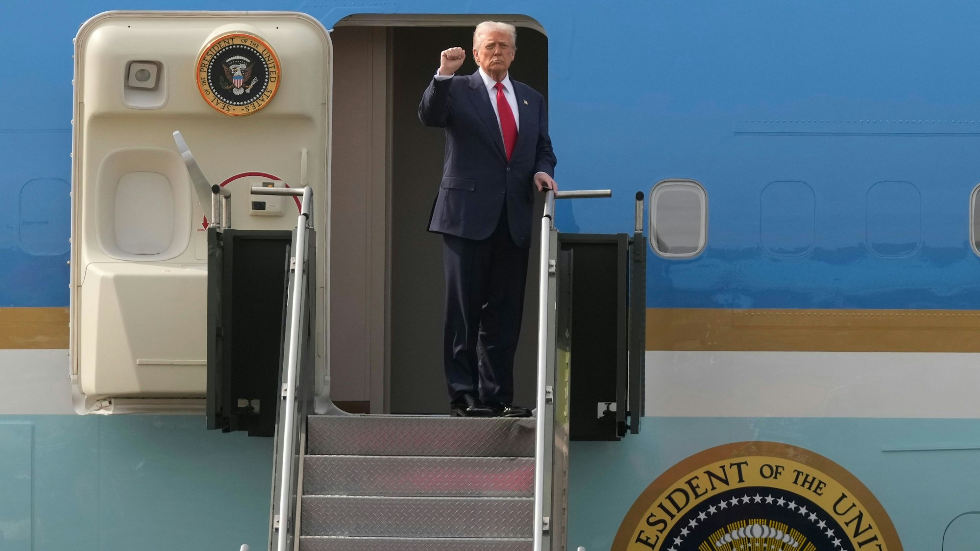 Das Bild zeigt US-Präsident Donald Trumpbeim Besteigend er Air Force One auf dem Gimhae International Airport. Foto: Mark Schiefelbein/AP/dpa