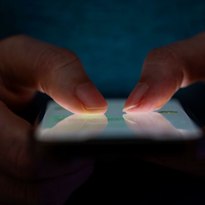 Extremistische Influencer locken vor allem junge Menschen mit subtilen Botschaften auf Social Media.