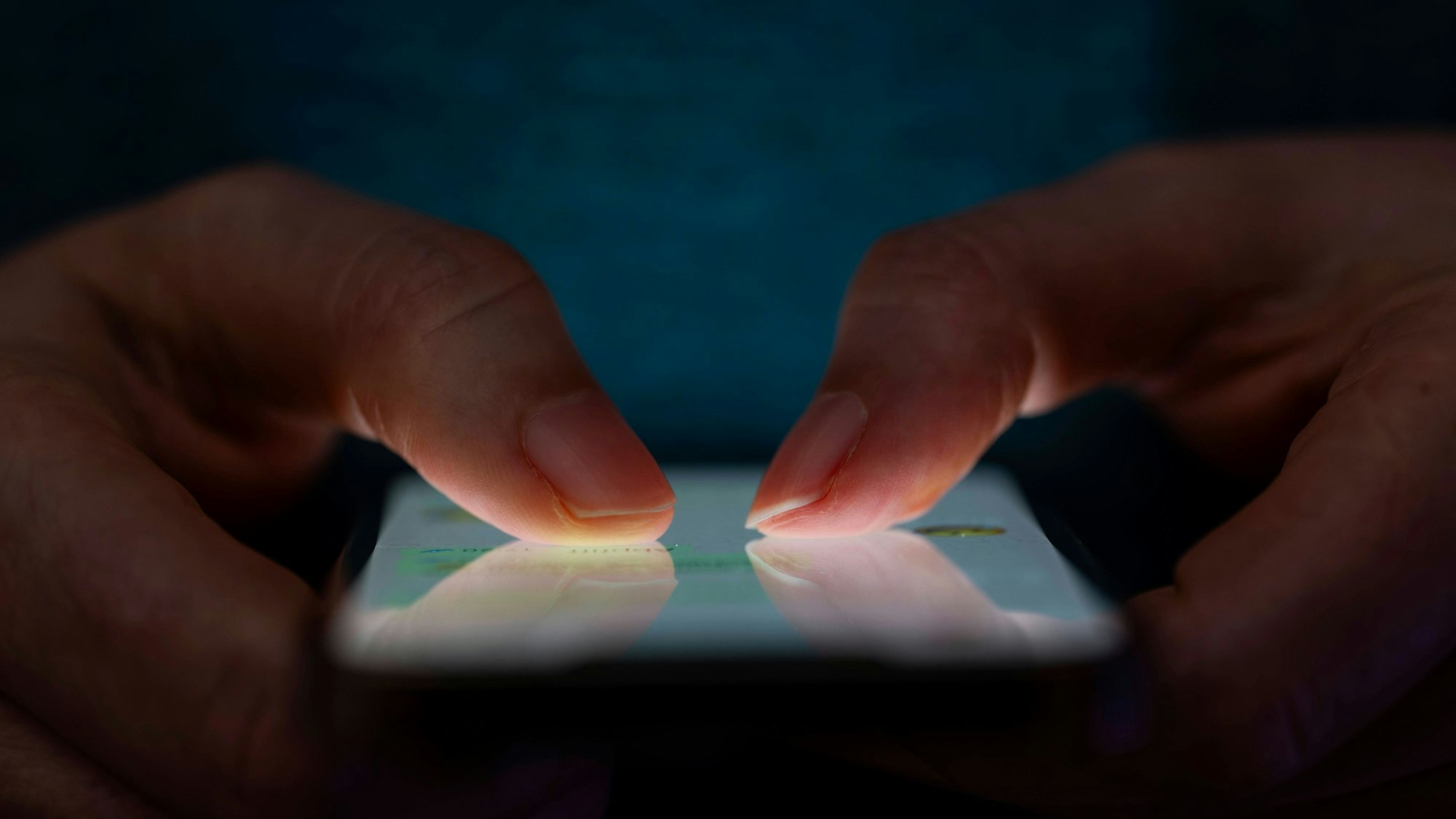 Extremistische Influencer locken vor allem junge Menschen mit subtilen Botschaften auf Social Media.