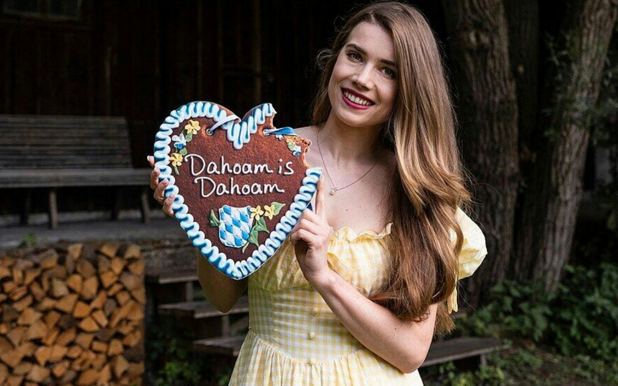 Anna Strigl lebt nun auch ihren Traum als Schauspielerin. In der Serie „Dahoam is dahoam“ hat ist die Influencerin in einer Gastrolle zu sehen. (Bild: BR/Lena Semmelroggen)