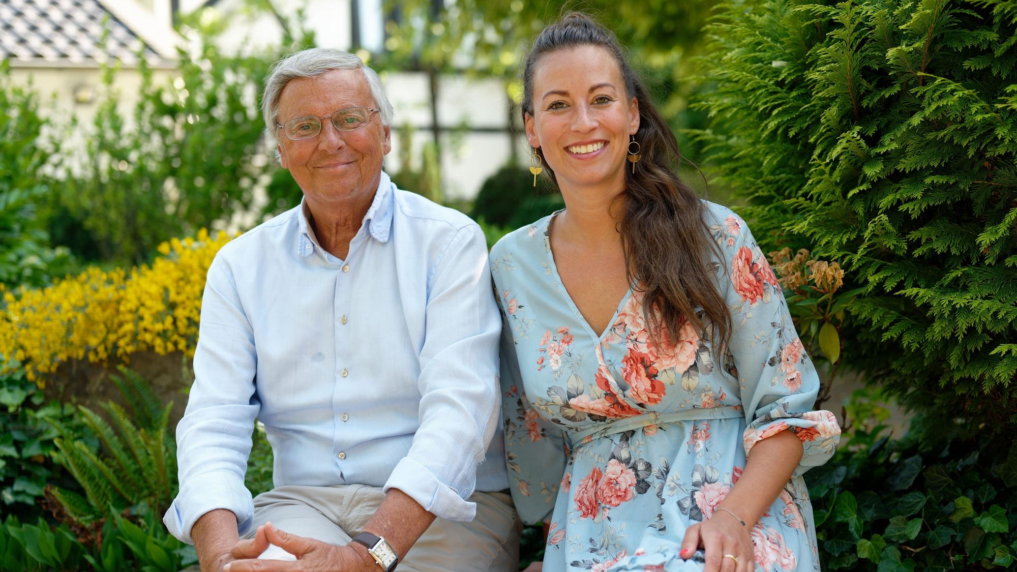 Der Politiker Wolfgang Bosbach (CDU) und seine Tochter Caroline Bosbach (CDU) sitzen im Garten eines Hotels.