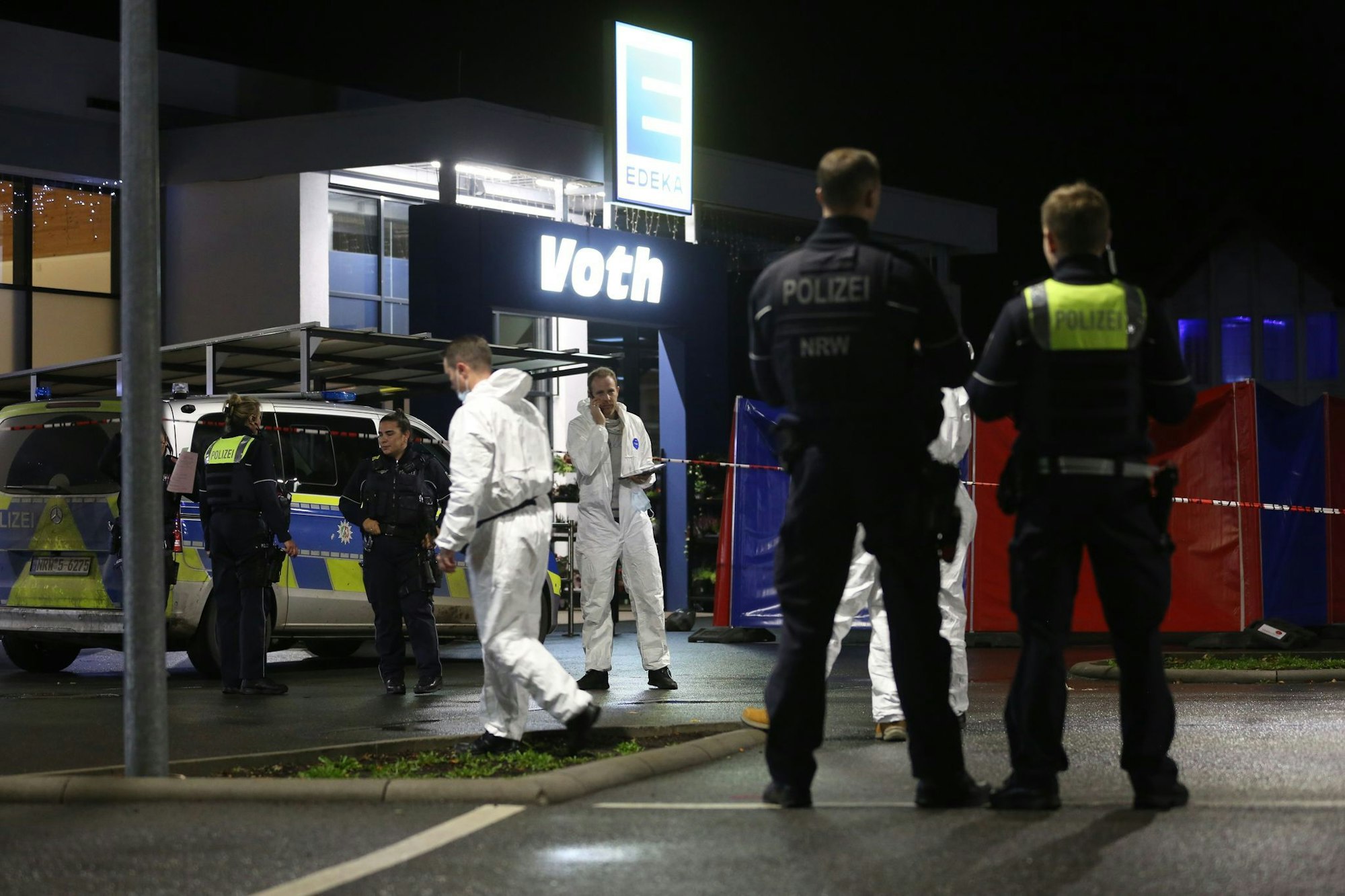 Vor zehn Tagen sichern Beamte Spuren auf einem Parkplatz in Lemgo. Im Kassenbereich des Supermarktes war ein 16-Jähriger getötet worden. (Archivbild)
