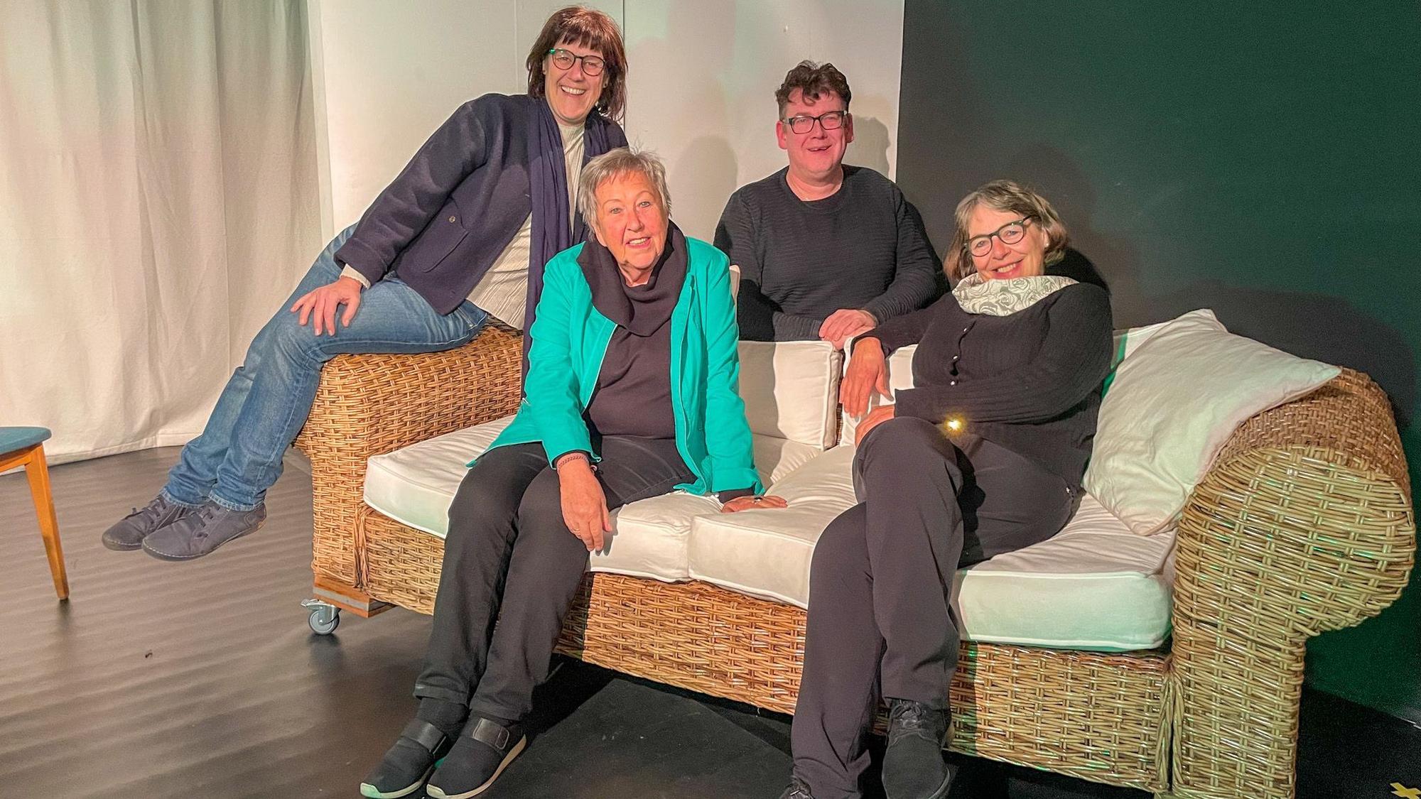 Die Studiobühne Leverkusen um Barbara Heidloff (stellvertretende Vorsitzende, v.l.), Magdalene Gamerschlag (ehemalige Vorsitzende), Simon Kappes (künstlerischer Leiter) und Inga Engels-Kunz (Vereinsvorsitzende und Regisseurin) feiert ihr 40-jähriges Bestehen.