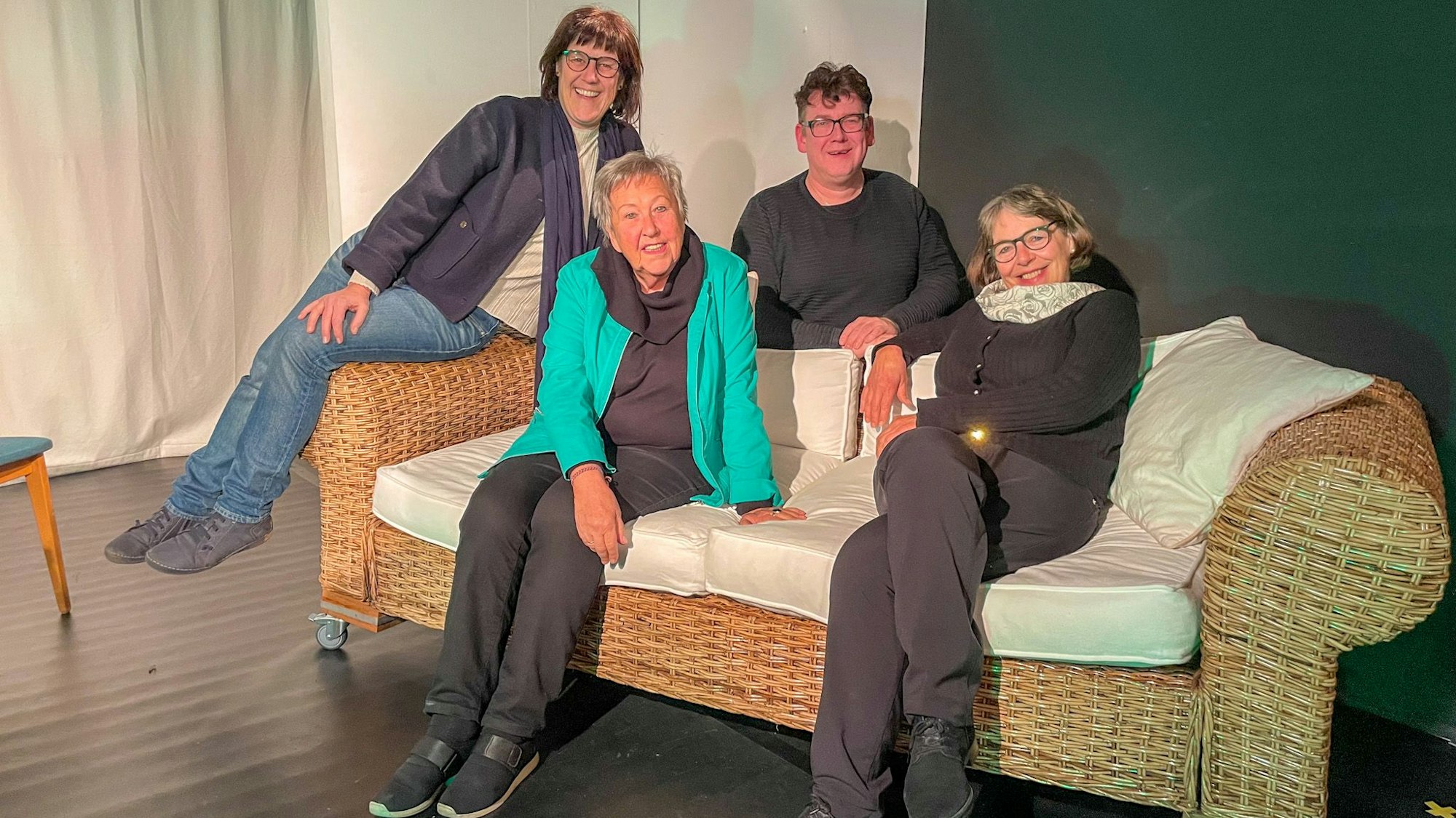 Die Studiobühne Leverkusen um Barbara Heidloff (stellvertretende Vorsitzende, v.l.), Magdalene Gamerschlag (ehemalige Vorsitzende), Simon Kappes (künstlerischer Leiter) und Inga Engels-Kunz (Vereinsvorsitzende und Regisseurin) feiert ihr 40-jähriges Bestehen.