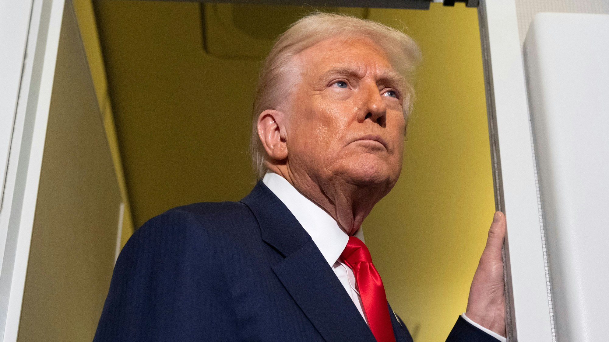 Ein Mann schaut mit einem skeptischen Blick in eine Kamera.