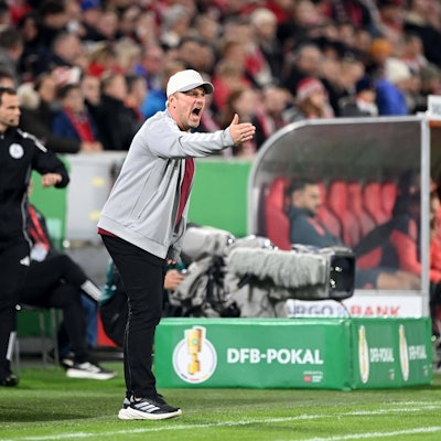 Trainer Lukas KWASNIOK K Gestik, gestikuliert, Fussball, DFB Pokal, 2.Hauptrunde, 1. FC Koeln - FC Bayern Muenchen 1-4 am 29.10.2025 im Rhein-Energie-Stadion Koeln/ Deutschland. DFL regulations prohibit any use of photographs as image sequences and/or quasi-video  *** Coach Lukas KWASNIOK K Gestures, gestures, Football, DFB Pokal, 2 Hauptrunde, 1 FC Koeln FC Bayern Muenchen 1 4 am 29 10 2025 im Rhein Energie Stadion Koeln Deutschland DFL regulations prohibit any use of photographs as image sequences and or quasi video Â