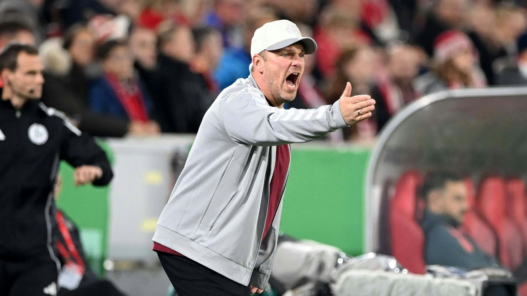 Trainer Lukas KWASNIOK K Gestik, gestikuliert, Fussball, DFB Pokal, 2.Hauptrunde, 1. FC Koeln - FC Bayern Muenchen 1-4 am 29.10.2025 im Rhein-Energie-Stadion Koeln/ Deutschland. DFL regulations prohibit any use of photographs as image sequences and/or quasi-video  *** Coach Lukas KWASNIOK K Gestures, gestures, Football, DFB Pokal, 2 Hauptrunde, 1 FC Koeln FC Bayern Muenchen 1 4 am 29 10 2025 im Rhein Energie Stadion Koeln Deutschland DFL regulations prohibit any use of photographs as image sequences and or quasi video Â