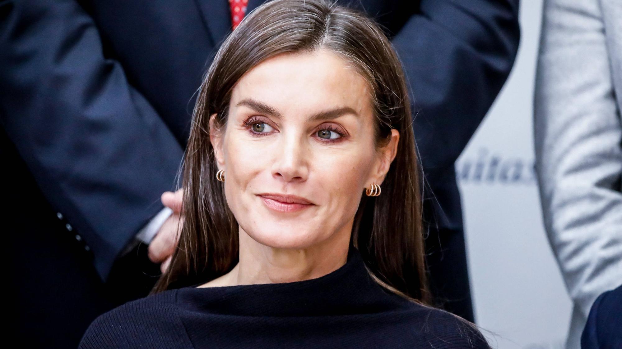 Königin Letizia schaut zur Seite.