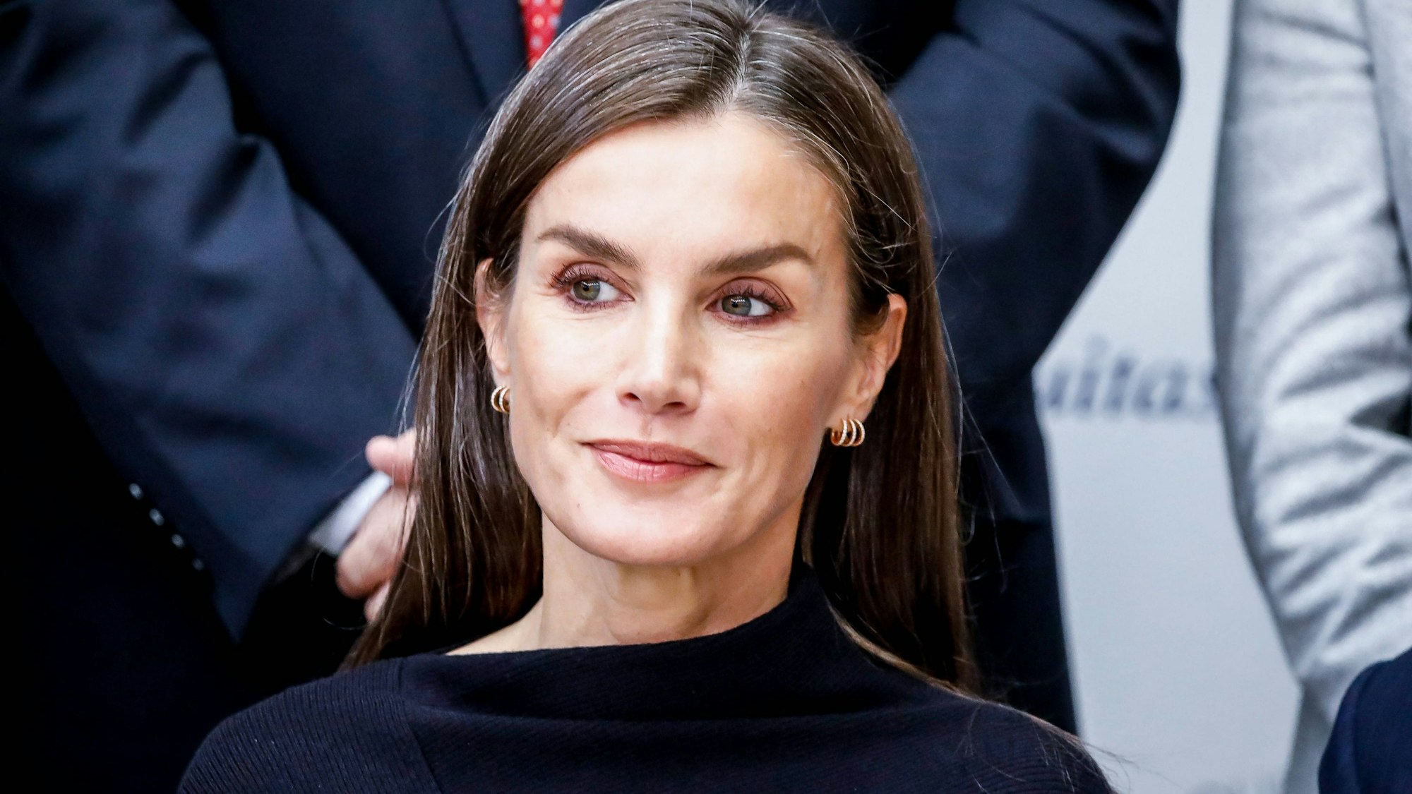 Königin Letizia schaut zur Seite.