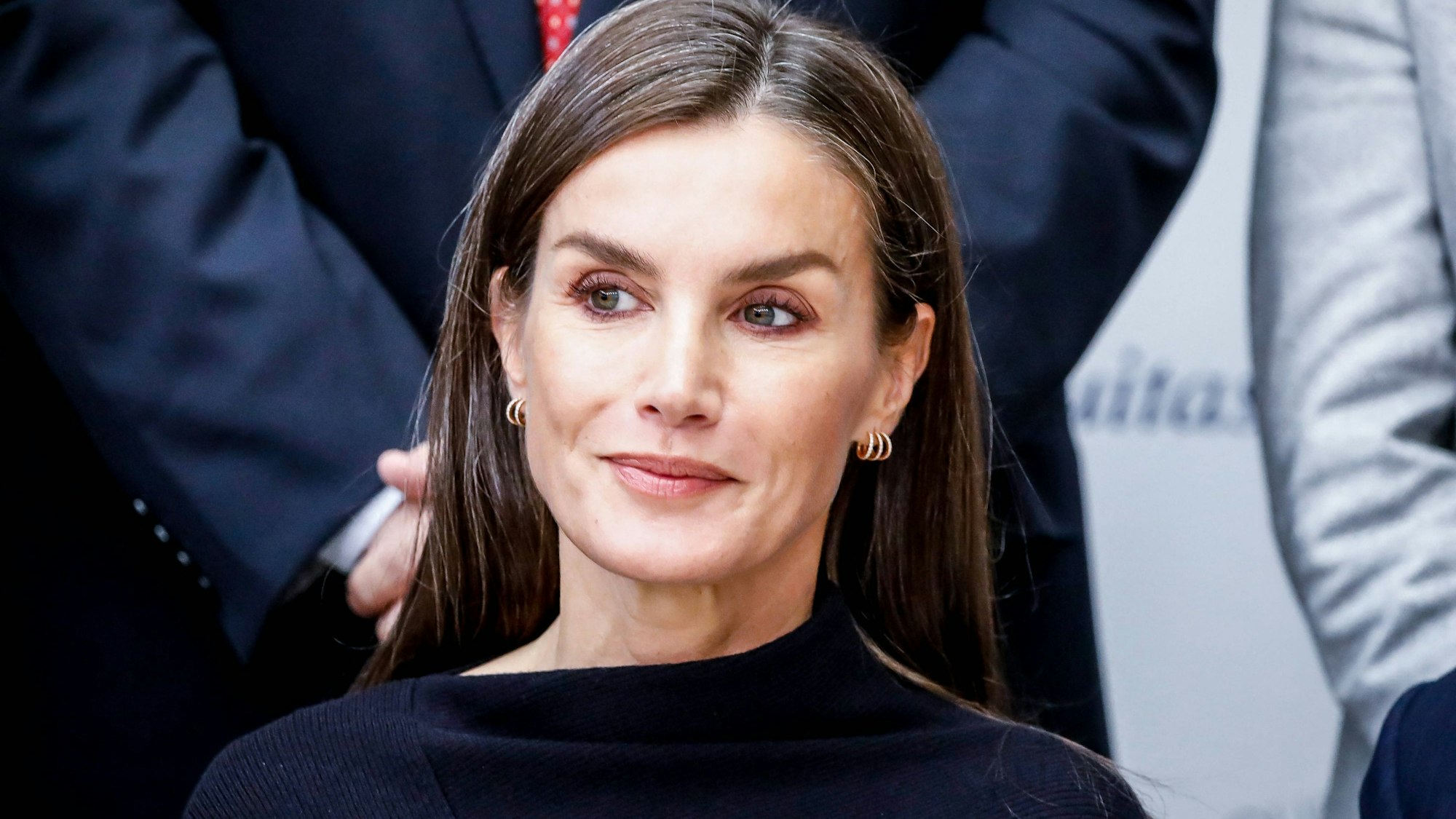 Königin Letizia schaut zur Seite.