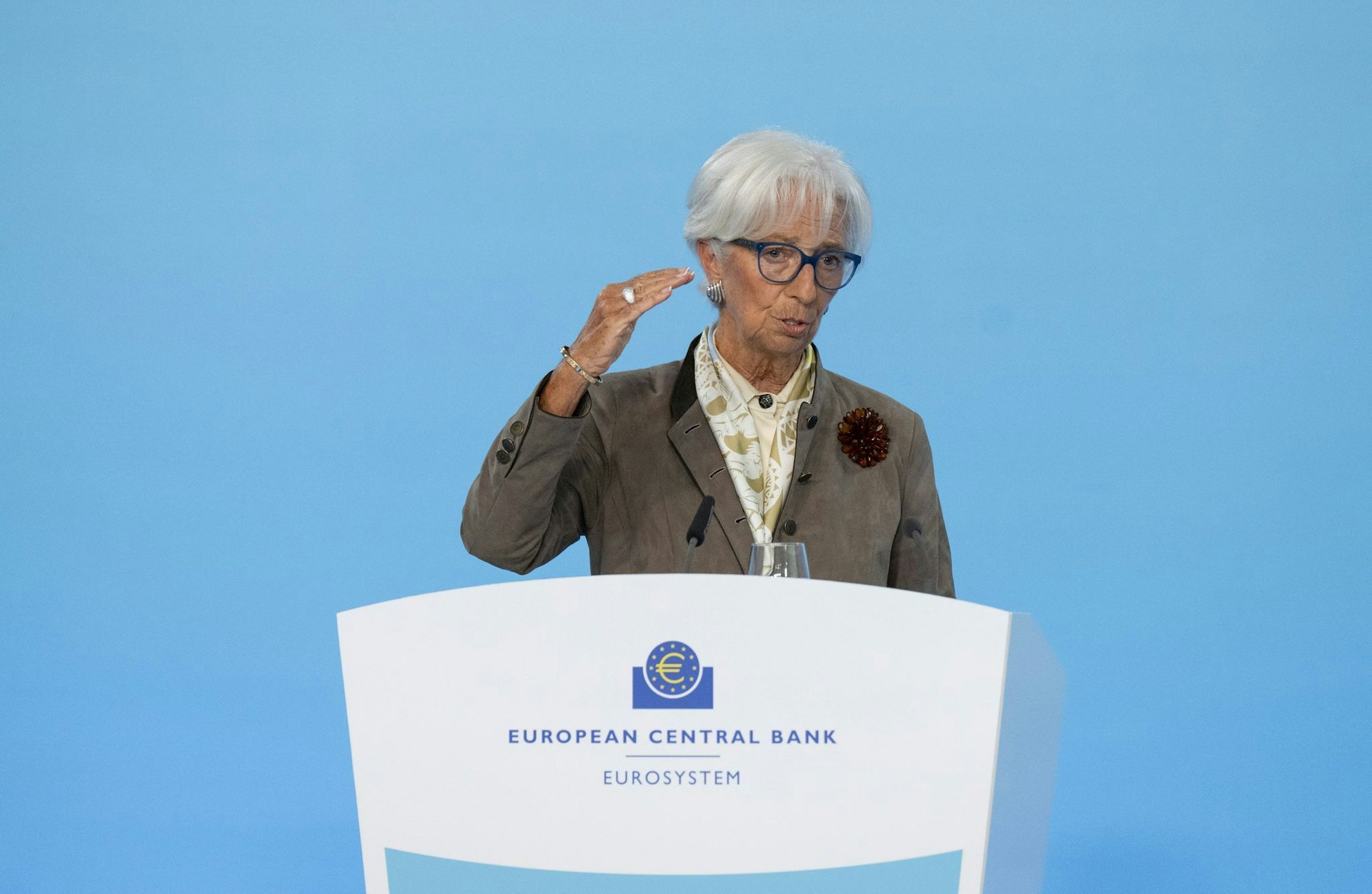 EZB-Präsidentin Lagarde hält sich in einer Welt voller Krisen alle Optionen offen. (Archivbild)