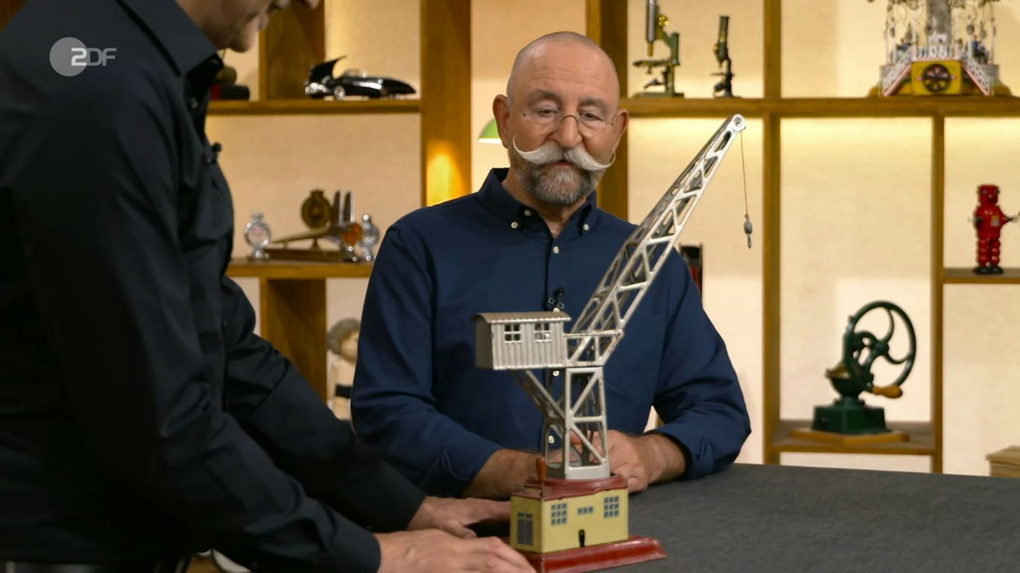 Ein Kran gefiel bei „Bares für Rares“ nicht nur Horst Lichter. (Bild: ZDF)
