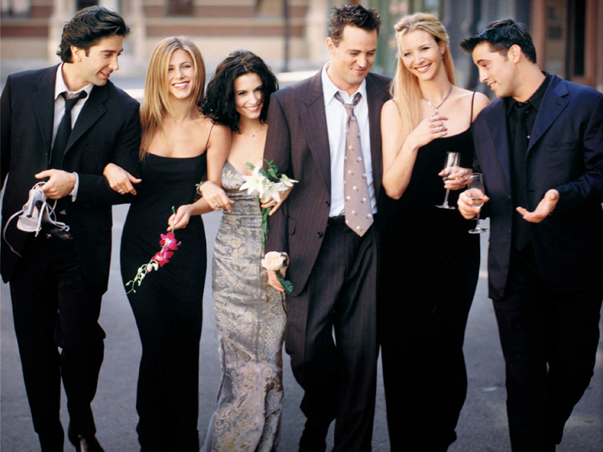 „Friends“ war eine der erfolgreichsten Serien überhaupt. Um die sechs Stars der Sitcom (von links nach recht: David Schwimmer, Jennifer Aniston, Courteney Cox, Matthew Perry, Lisa Kudrow, Matt LeBlanc) zu halten, scheuten die Macher keine Kosten. (Bild: Getty Images / Pressemitteilung)