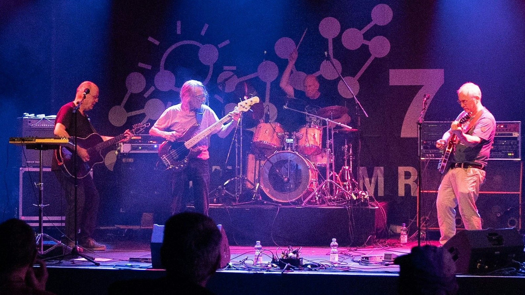 „Confuse your Cat“ sind Henning Kaltheuner (E-Gitarre, Synthesizer), Hardy Schwarz (Bass), Harro Viererbl (Akustikgitarre, Synthesizer) und Dirk Schuwerack (Schlagzeug). Die Band hat ein Livekonzert im Kölner Loft auf CD herausgebracht.