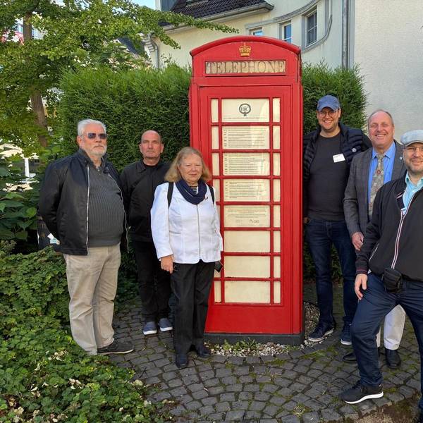 Das OGV-Team an der umgestalteten Telefonzelle am „Bracknell Square“